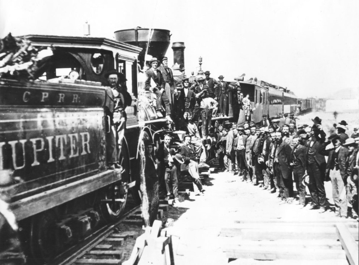 Célébration de la jonction des deux lignes du chemin de fer transaméricain le 10 mai 1869 au Golden Spike, dans l’Utah.