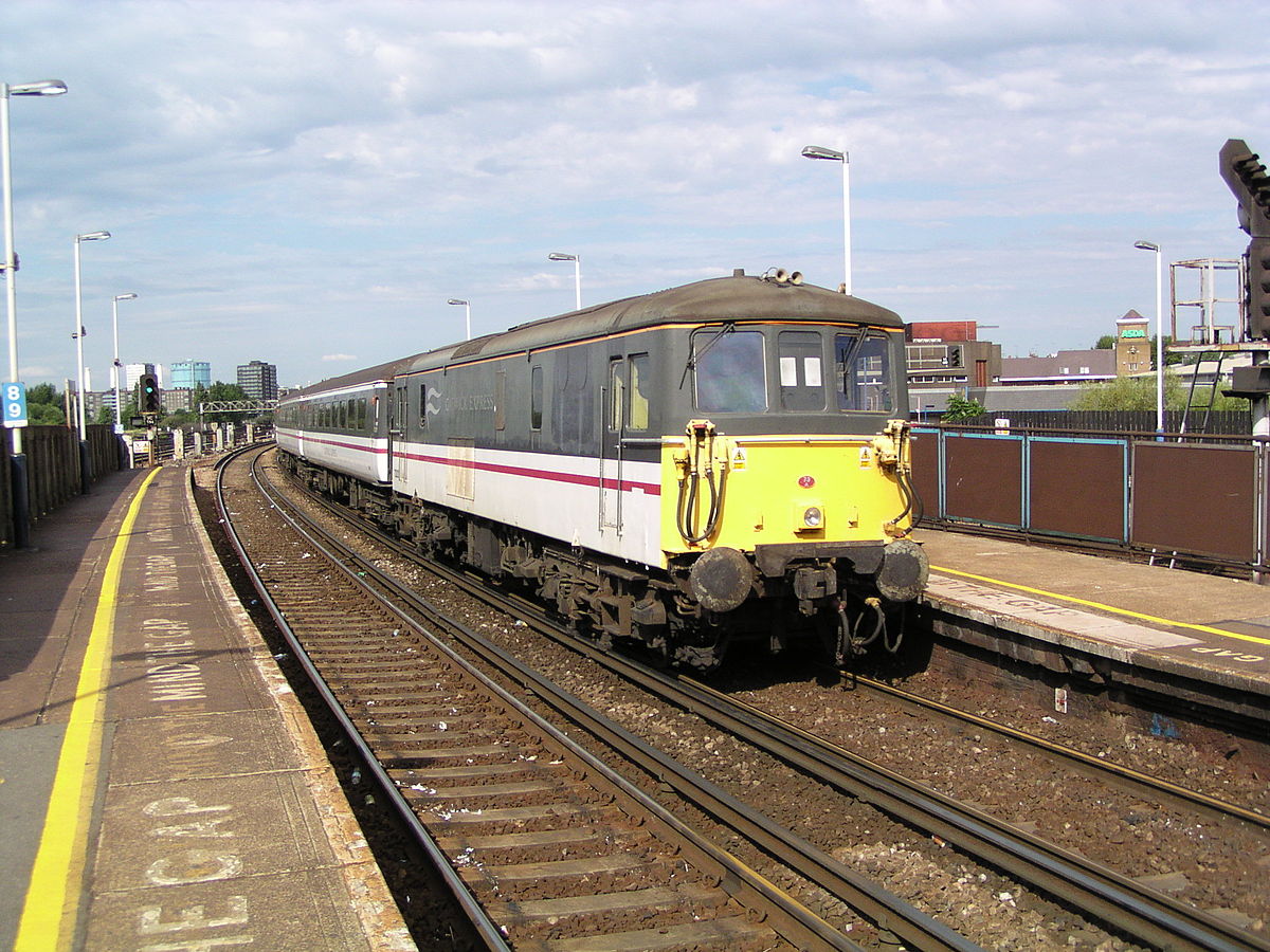 Locomotive classe 73 n° 73201 de Gatwick Express à Clapham Junction.