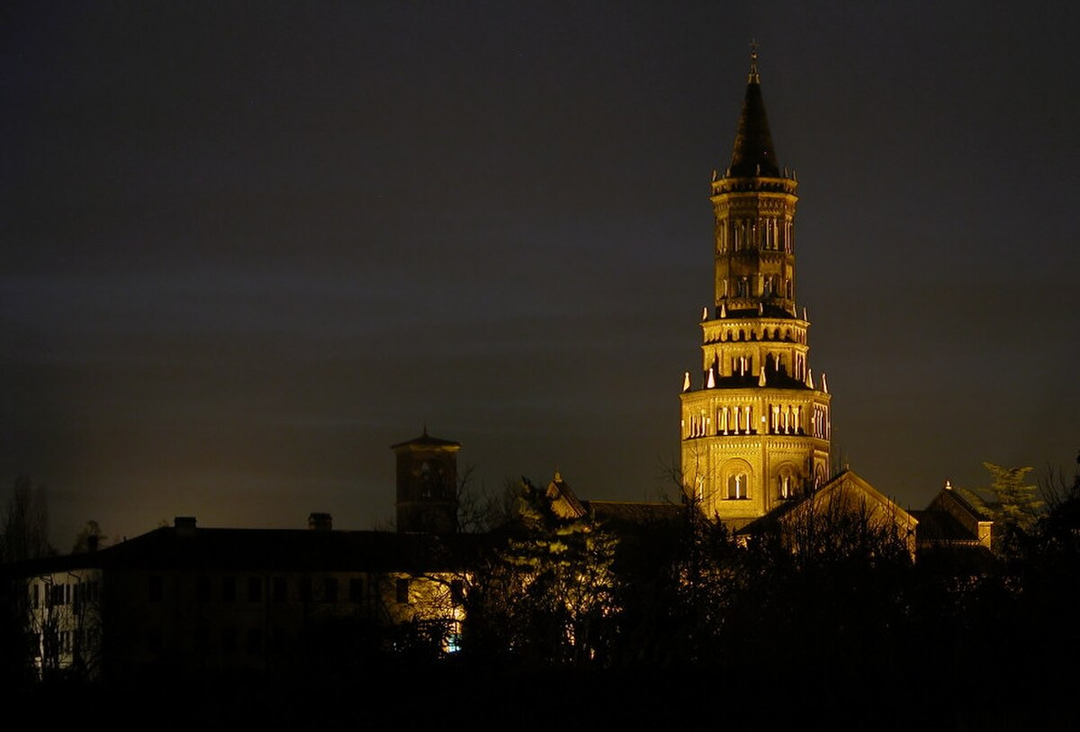 Abbazia di Chiaravalle by night.jpg