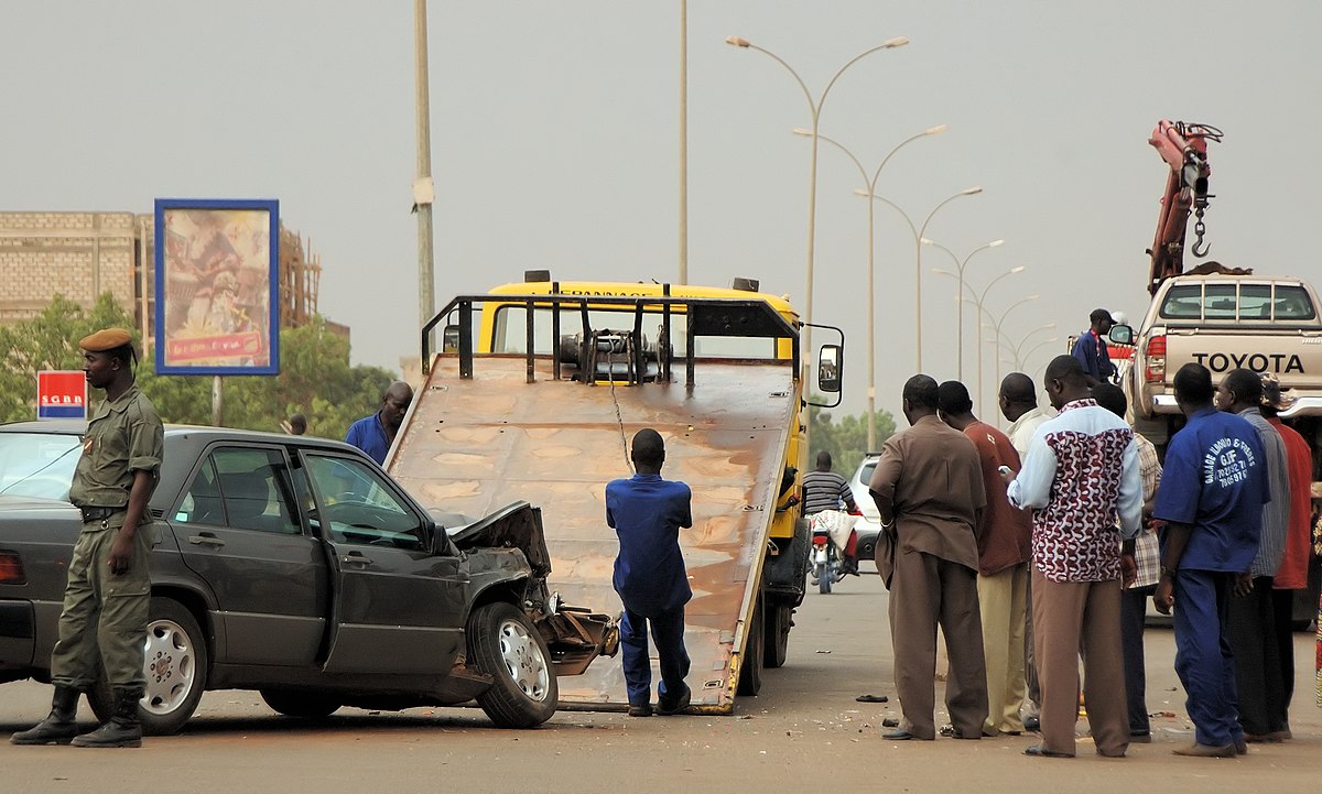 Nettoyage de la chaussée après un accident de voitures frontal sur l'avenue Charles de Gaulle à Ouagadougou