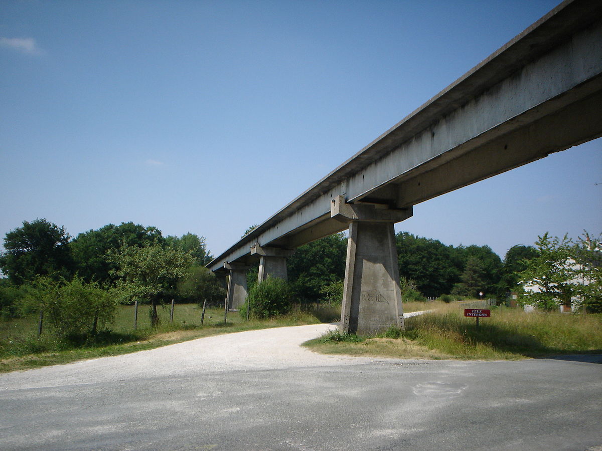 Vue du rail en béton de l'aérotrain en Forêt d'Orléans à Saran, Loiret
