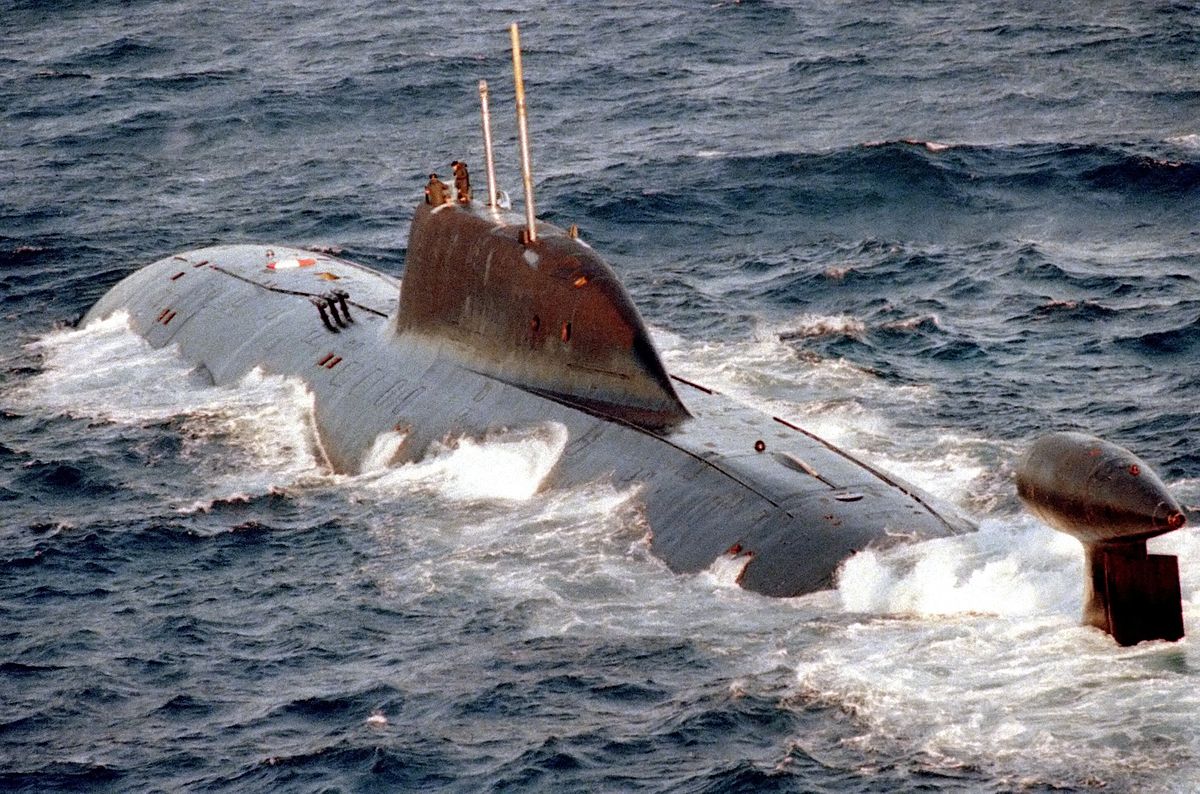 Akula en surface le 1er janvier 1994 en mer Baltique