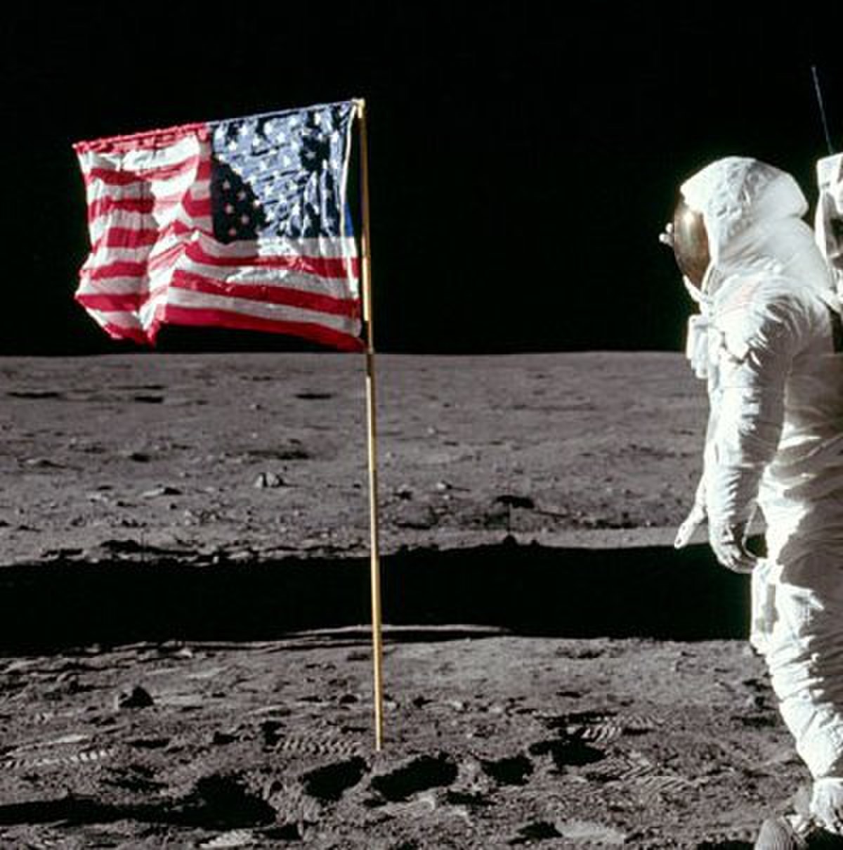 Buzz Aldrin saluant le drapeau, et photo prise quelques secondes après ; le drapeau n'a pas changé de position.