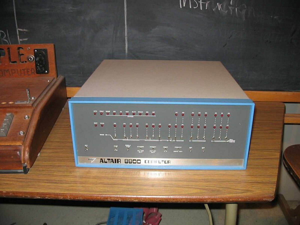 Altair 8800 doté du premier Altair Basic de Microsoft (1974)