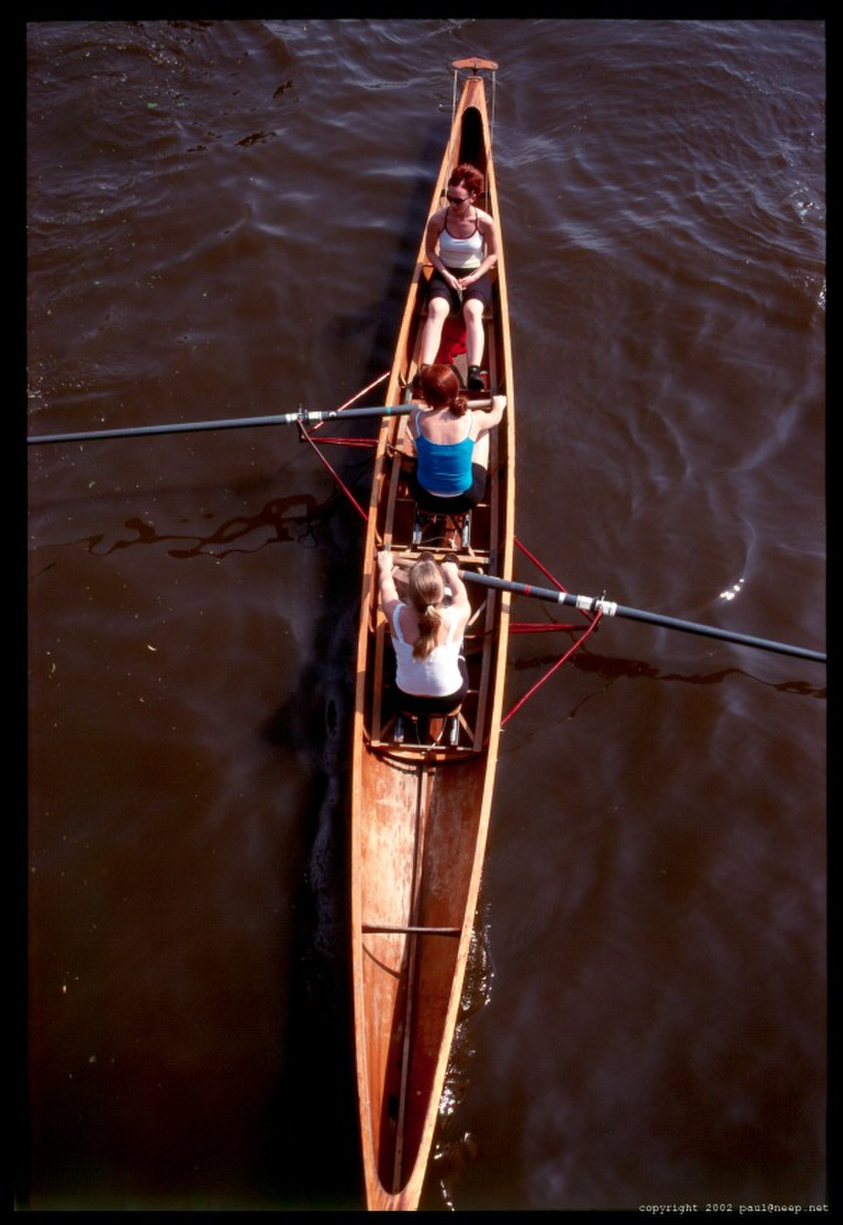 Deux rameuses à rame unique sur l'Amstel, Amsterdam, Hollande
