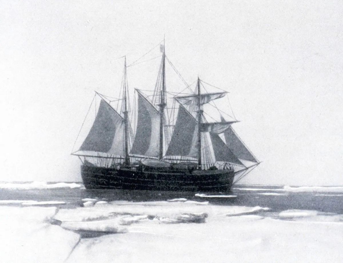 Le Fram en Antarctique lors de l'expédition Amundsen.