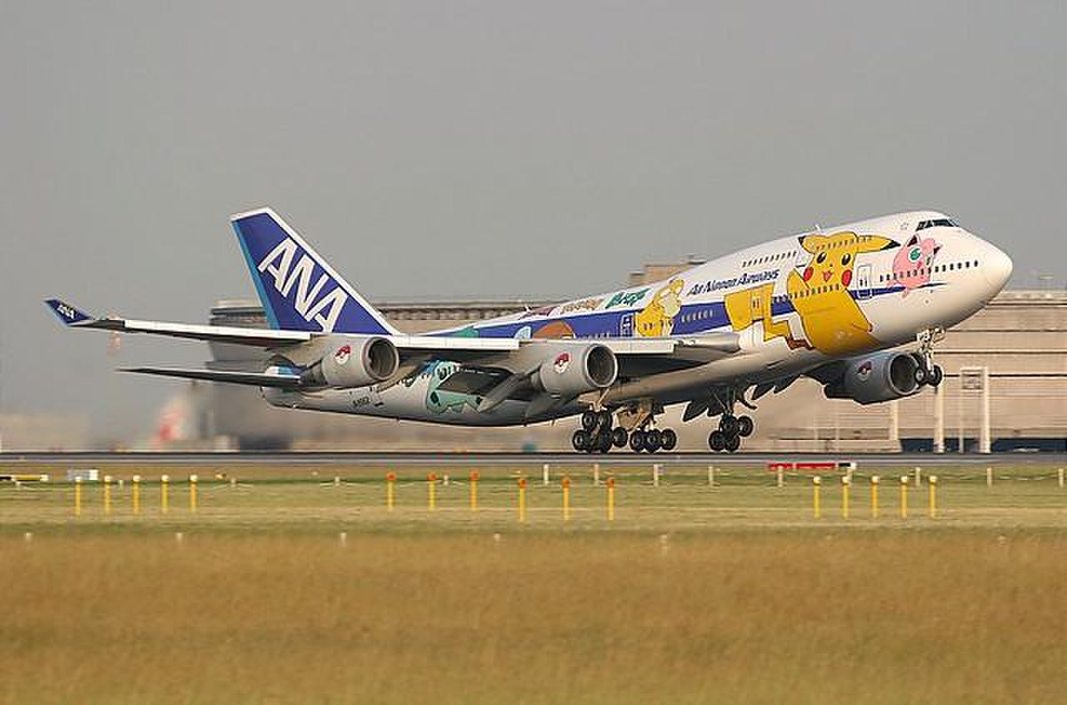 L'avion sous son ancienne peinture aux couleurs des Pokémons.