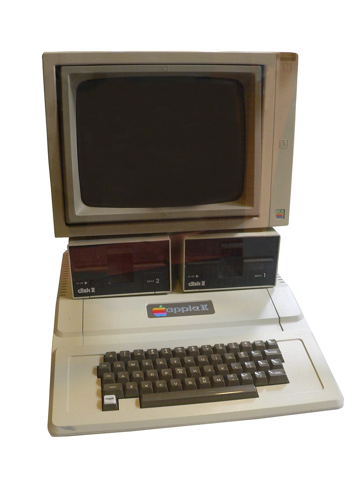 Un Apple II avec son écran et deux lecteurs de disquettes