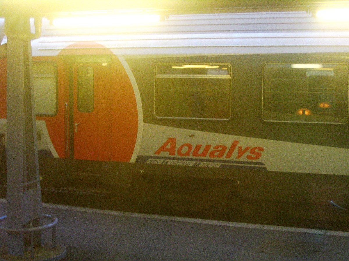 Voiture Corail de première classe, en livrée Aqualys, en Gare d'Austerlitz, août 2006.
