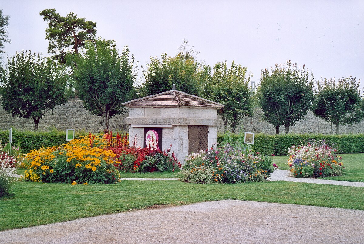 Arc et Senans Jardin 02.jpg