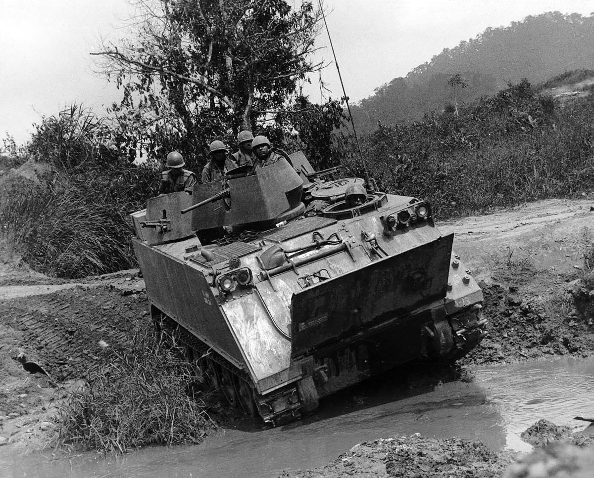 M113 ACAV au Vietnam, 1966. La modification ACAV consistait en un bouclier blindé pour la mitrailleuse lourde principal et deux autres pour Saco M60 supplémentaire