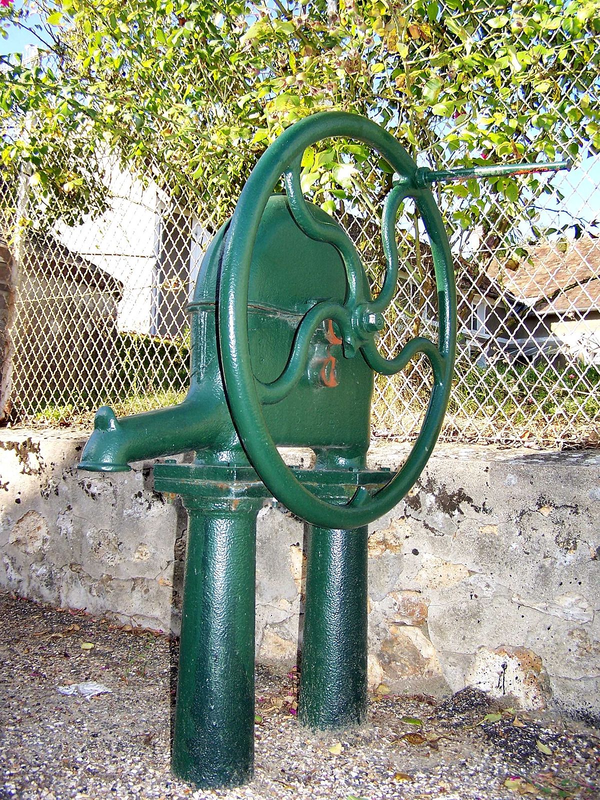 Pompe à eau à Auteuil (Yvelines), en France