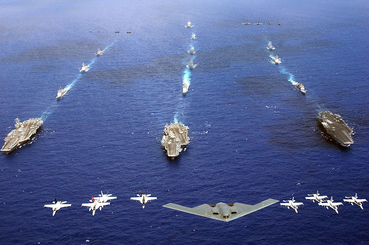 L'exercice Valiant Shield mené dans la partie ouest de l'océan Pacifique le 18 juin 2006 regroupa dans un groupe de forces combinées 28 navires, 300 aéronefs et environ 20 000 militaires. De gauche à droite : les porte-avions Abraham Lincoln (CVN-72), Kitty Hawk (CV-63) et Ronald Reagan (CVN-76).