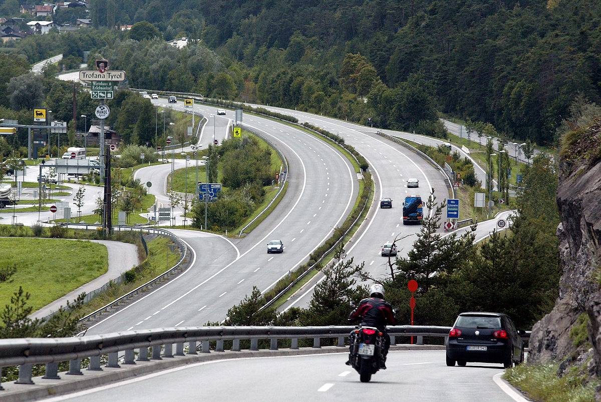 Le réseau routier, même lorsqu'il tente de compenser ses impacts, est un puissant facteur d'artificialisation du paysages et d'émissions de gaz à effet de serre