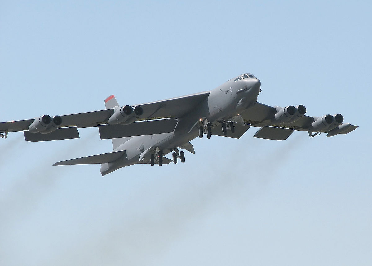 Un B-52H au décollage.