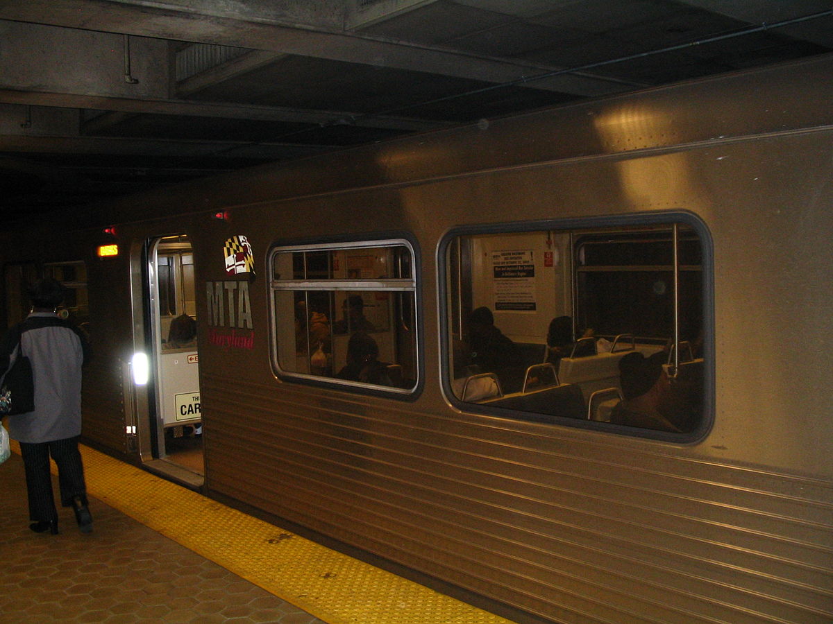 Train du métro de Baltimore à la station State Center
