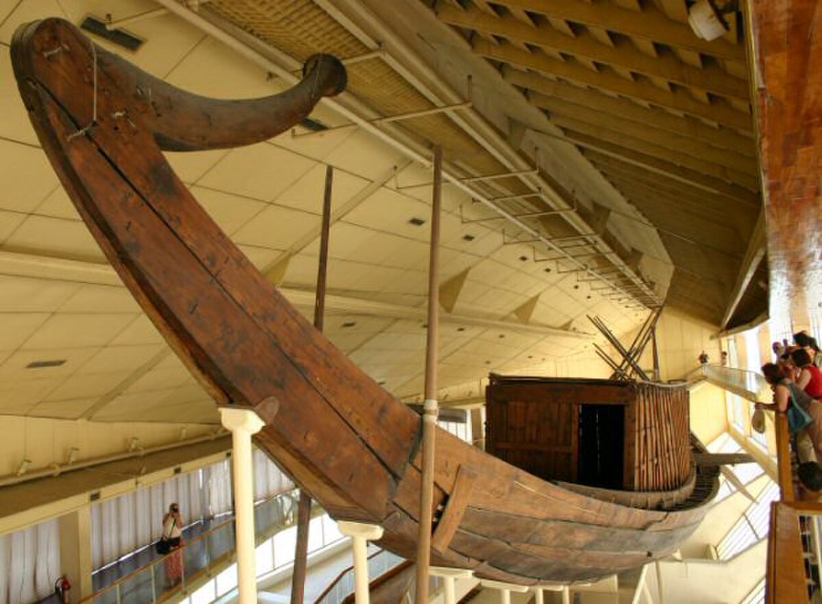 Vue générale de la barque solaire de Kheops.