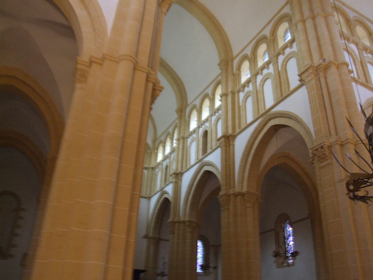 Basilique de Paray-le-Monial - Nef.jpg