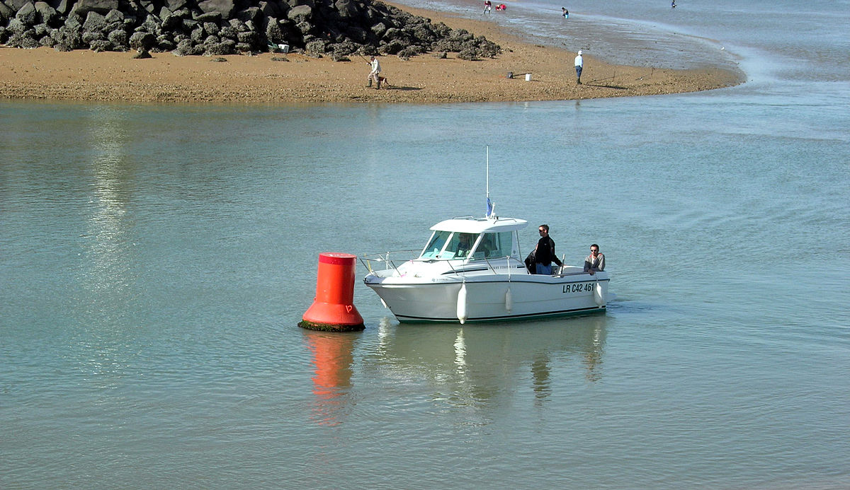 Exercices d'un bateau école à l'entrée du port des Minimes