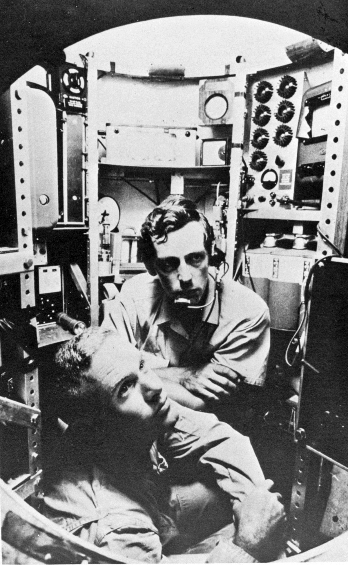 Jacques Piccard (de face) et Don Walsh (en bas) à bord du Trieste.