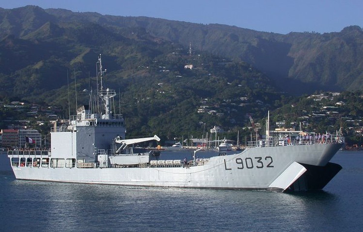 Le Batral Dumont d'Urville en manoeuvre dans la rade de Papeete en 2003