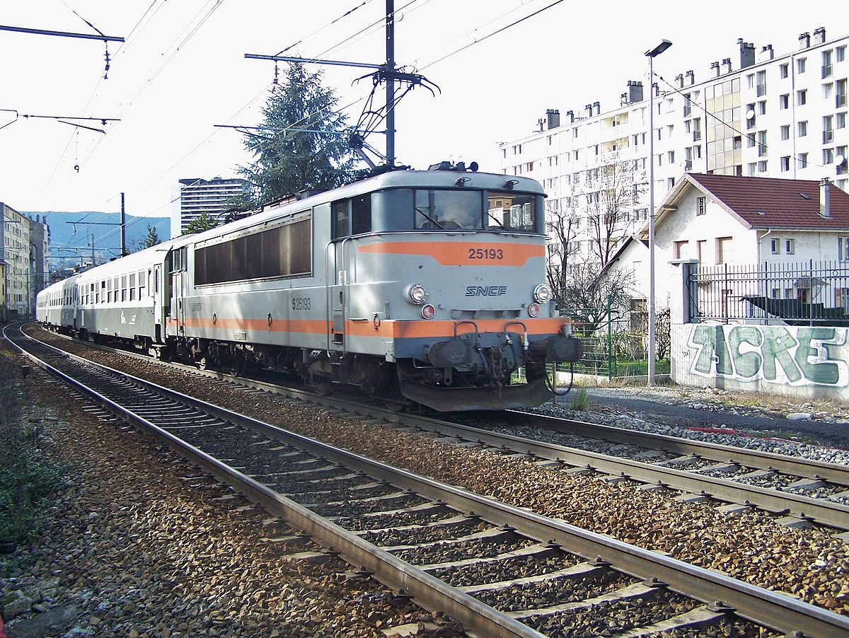 En tête de 4 voitures au train 883317, la BB 25193 quitte Chambéry pour Modane.