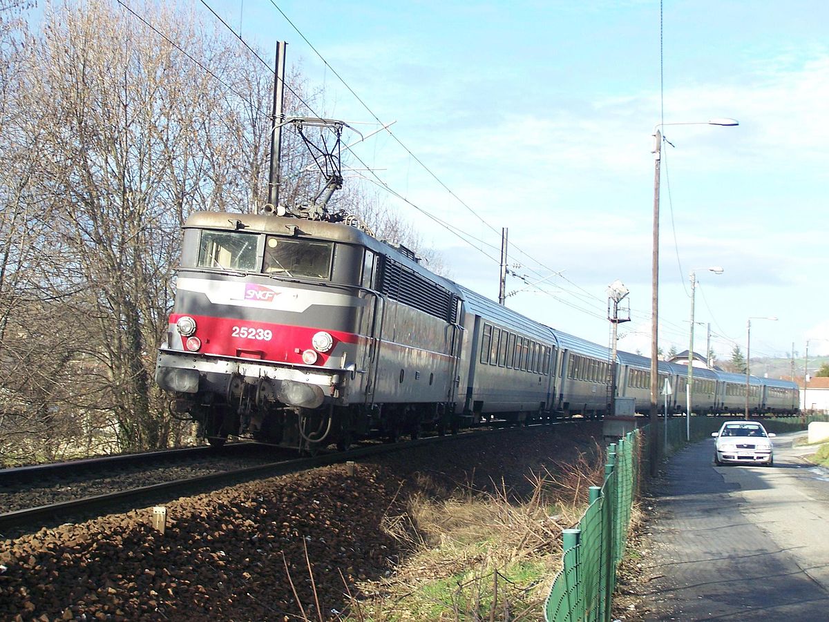 La BB 25239 livrée multi-services en queue d'un Lyon Part-Dieu - Annecy à sa sortie d'Aix-les-Bains.