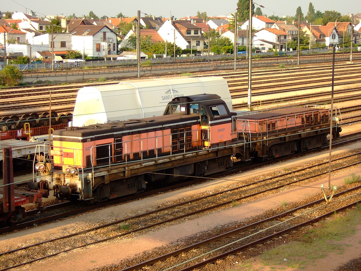 Couple BB 64711 + TBB 648?? en attente de pousse au triage du Bourget.
