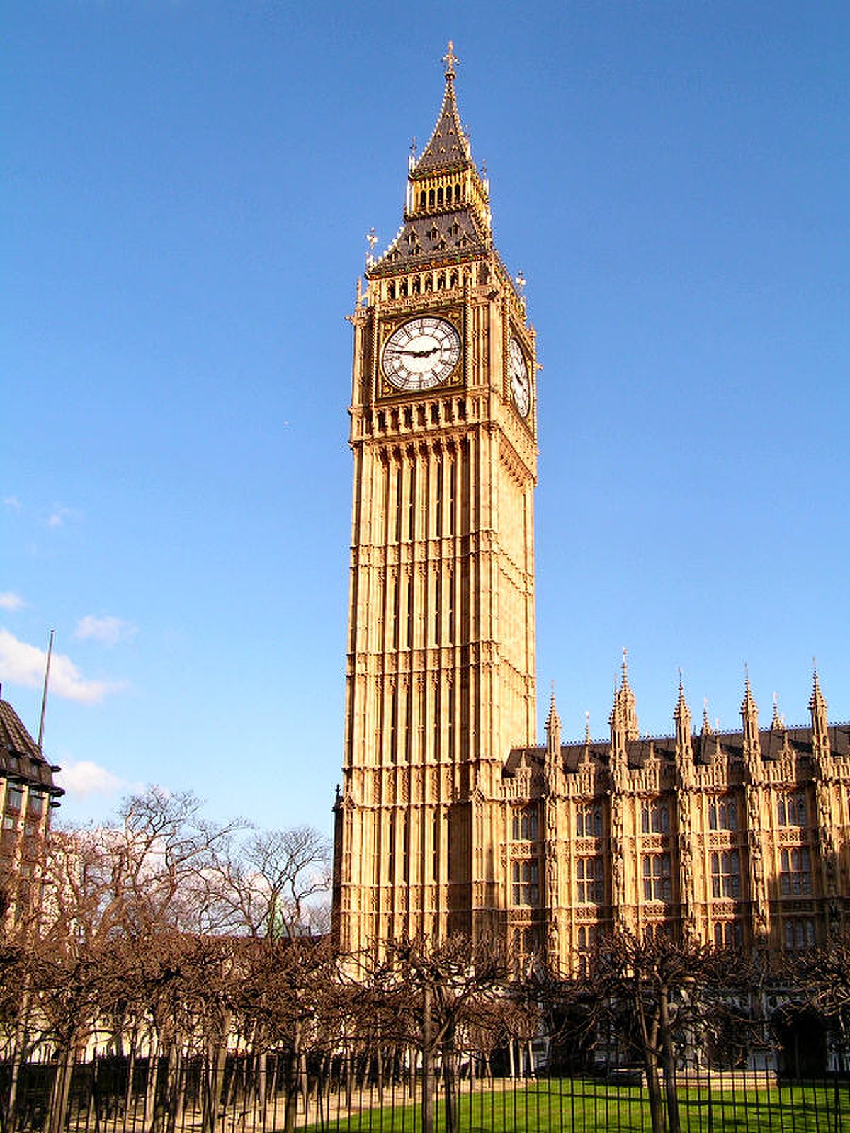 Big Ben, dominant le palais de Westminster, à Londres.