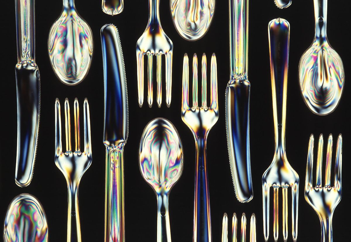 Couverts en matière plastique biodégradable.