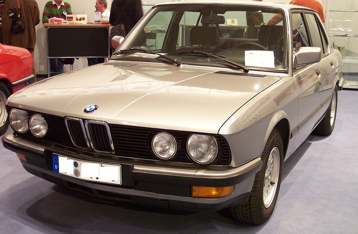Une BMW Série 5 de 1985 (type E28)