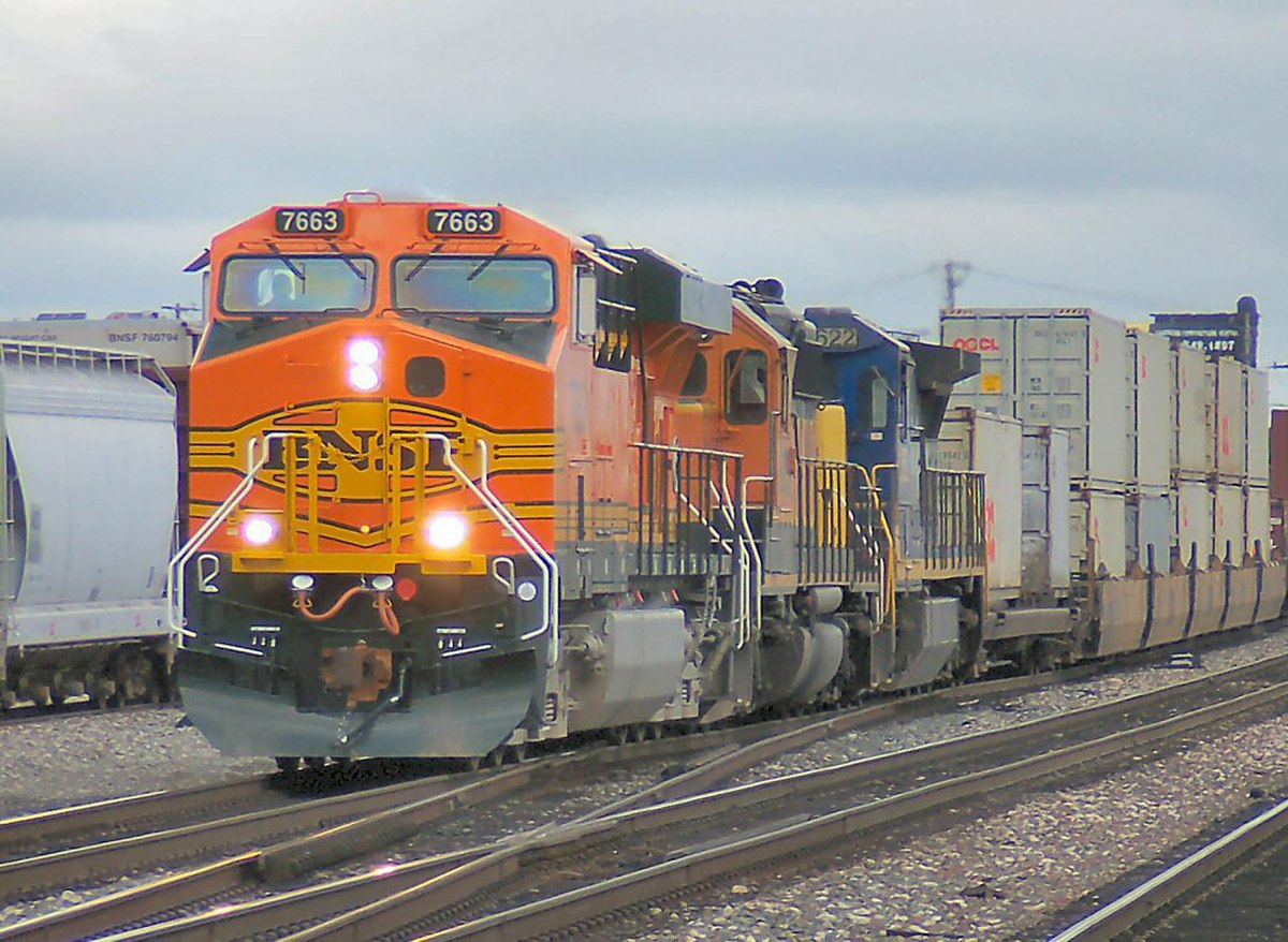 Train-bloc de BNSF chargé de conteneurs sur deux niveaux aux États-Unis.