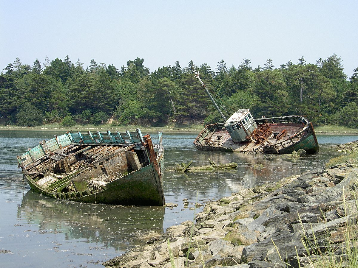 Cimetière de bateaux dans le Finistère