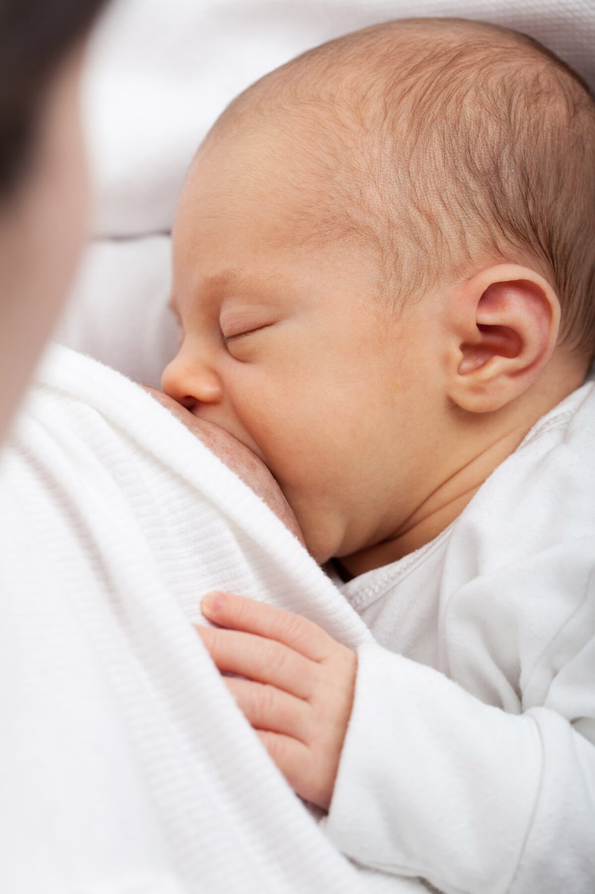 Une mère allaitant un bébé.