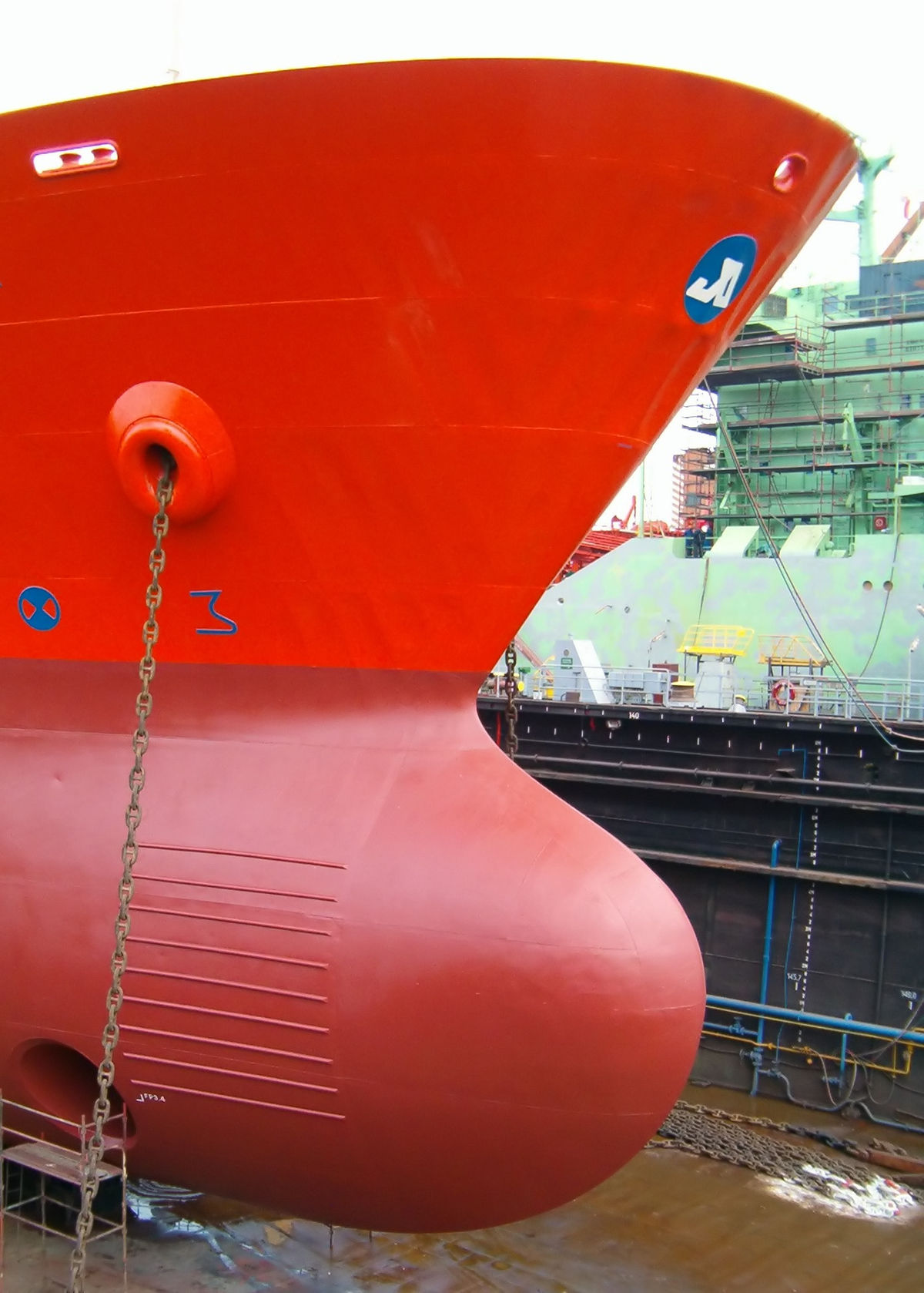 Bulbe d'étrave profilé d'un navire cargo.