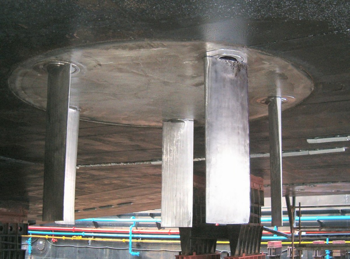 Propulseur Voith-Schneider sous un remorqueur.