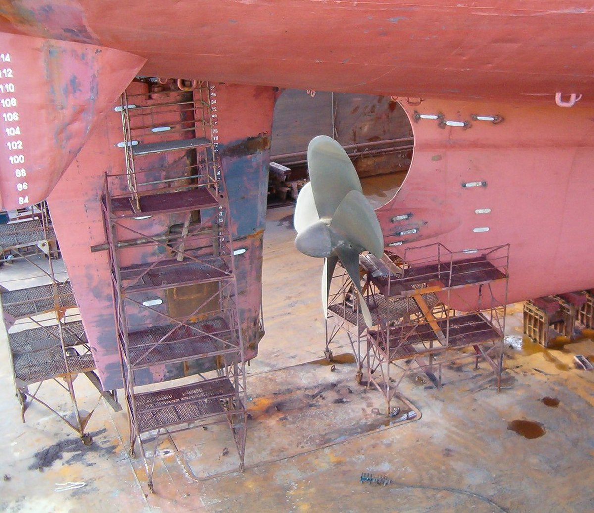 Safran d'un navire cargo en cours de réparations.