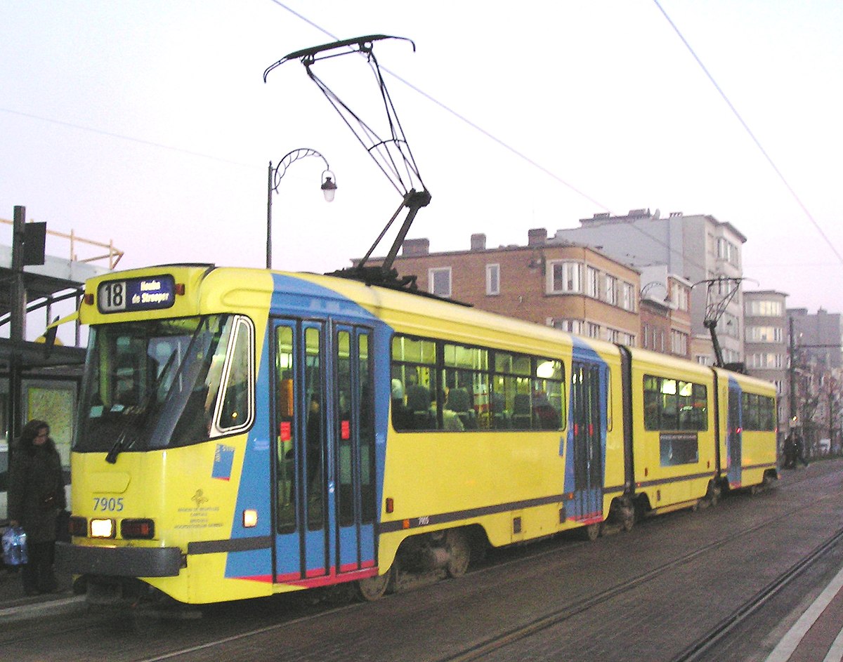 Tram urbain articulé -ancienne génération - à Bruxelles (Belgique)