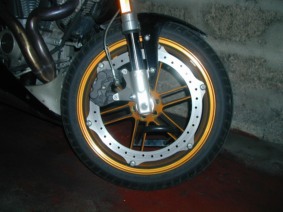 Frein de moto Buell : le disque est fixé à la jante et l'étrier (à triple piston) est à l'intérieur