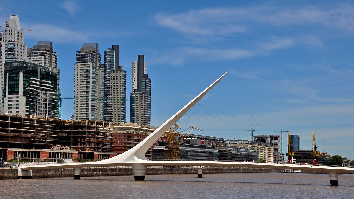 Buenos Aires, the Woman's Bridge (123009).jpg