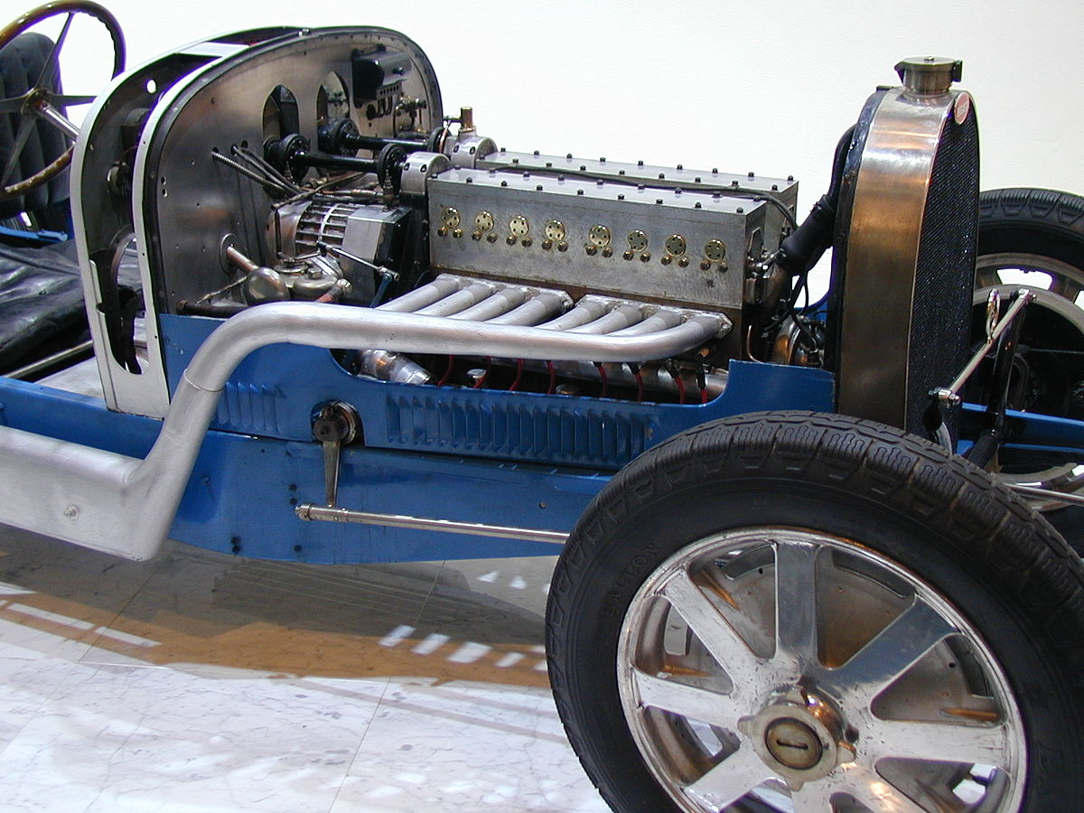 Gros plan sur le 8 cylindres de Jean et Ettore Bugatti