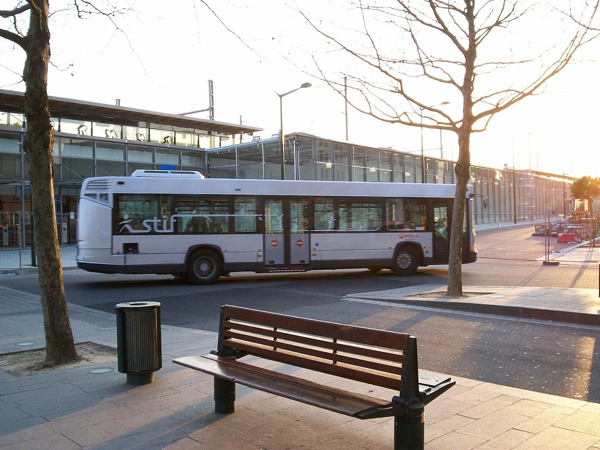 Bus613Veolia garechelles2.jpg