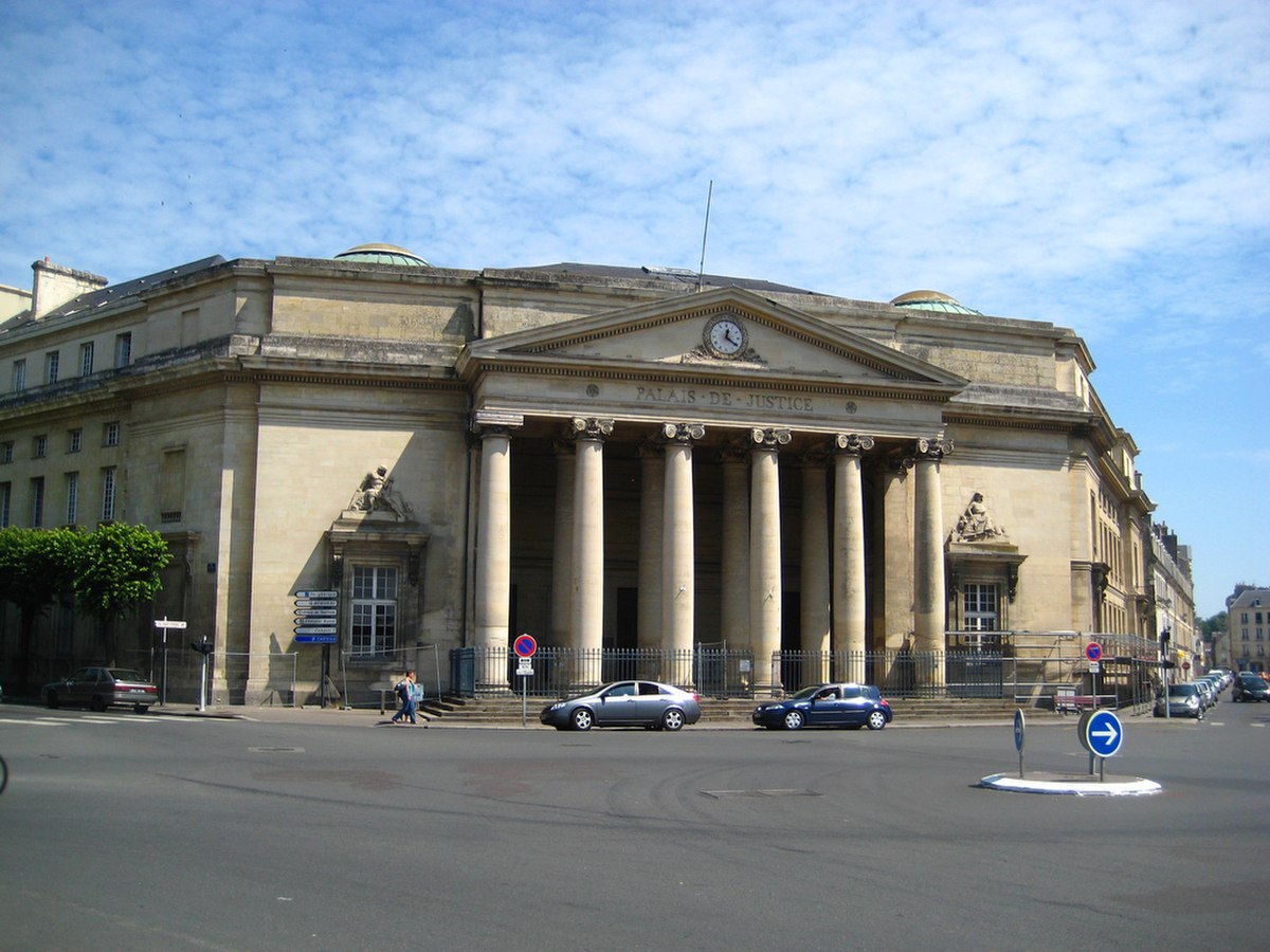 Façade sur la place Fontette