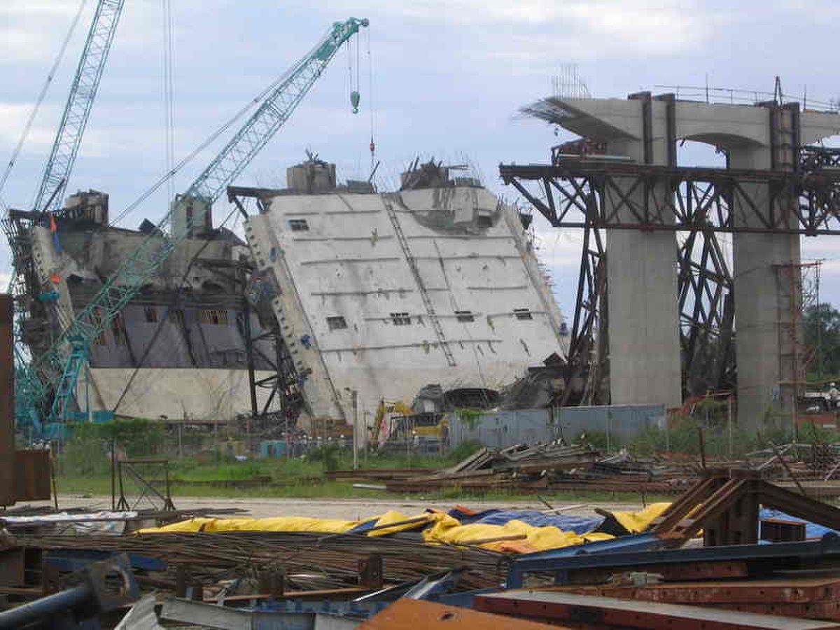 CanThoBridgeCollapse2.jpg