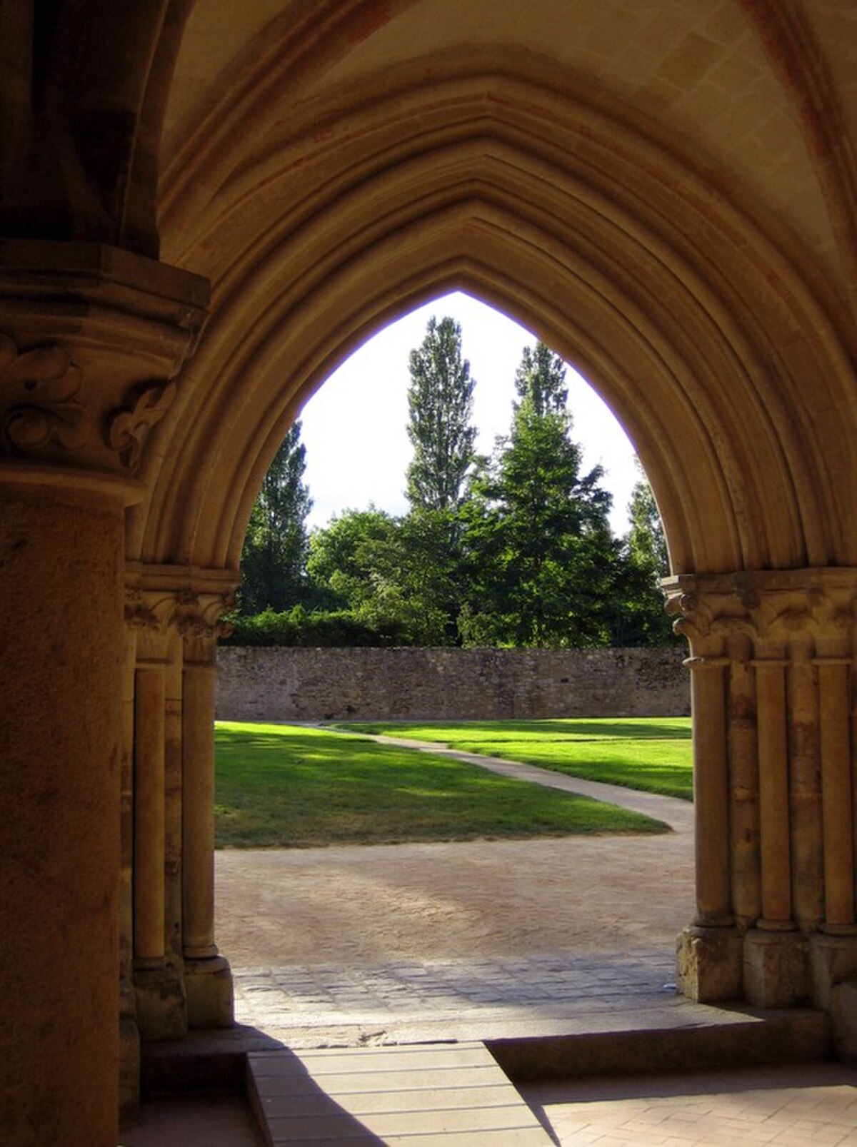 Entrée de la salle Capitulaire de l'Abbaye de l'Épau.