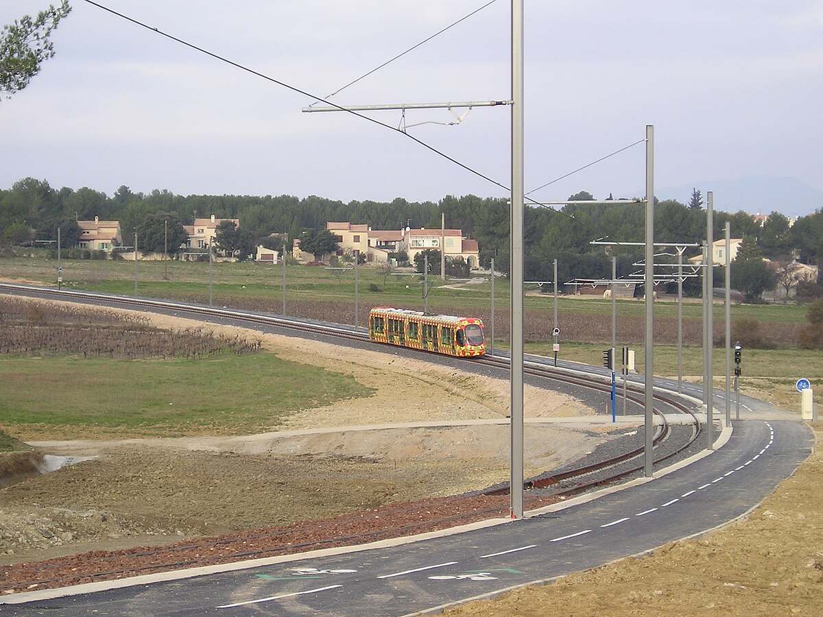 Rame de la ligne 2 se dirigeant vers Jacou, dans la plaine du mas de Caylus, à Castelnau-le-Lez.
