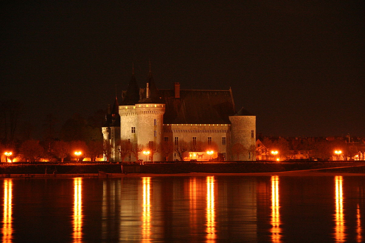 Castle sully france at night.jpg