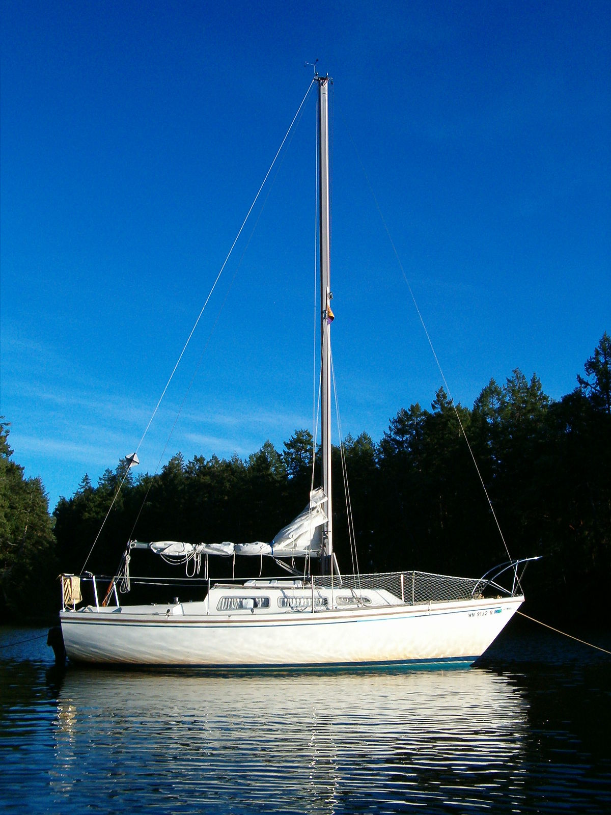 Roof proéminent sur un voilier de type Catalina 27.