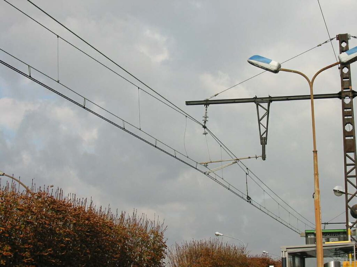 Caténaire normale 1500 V, avec feeder de ligne