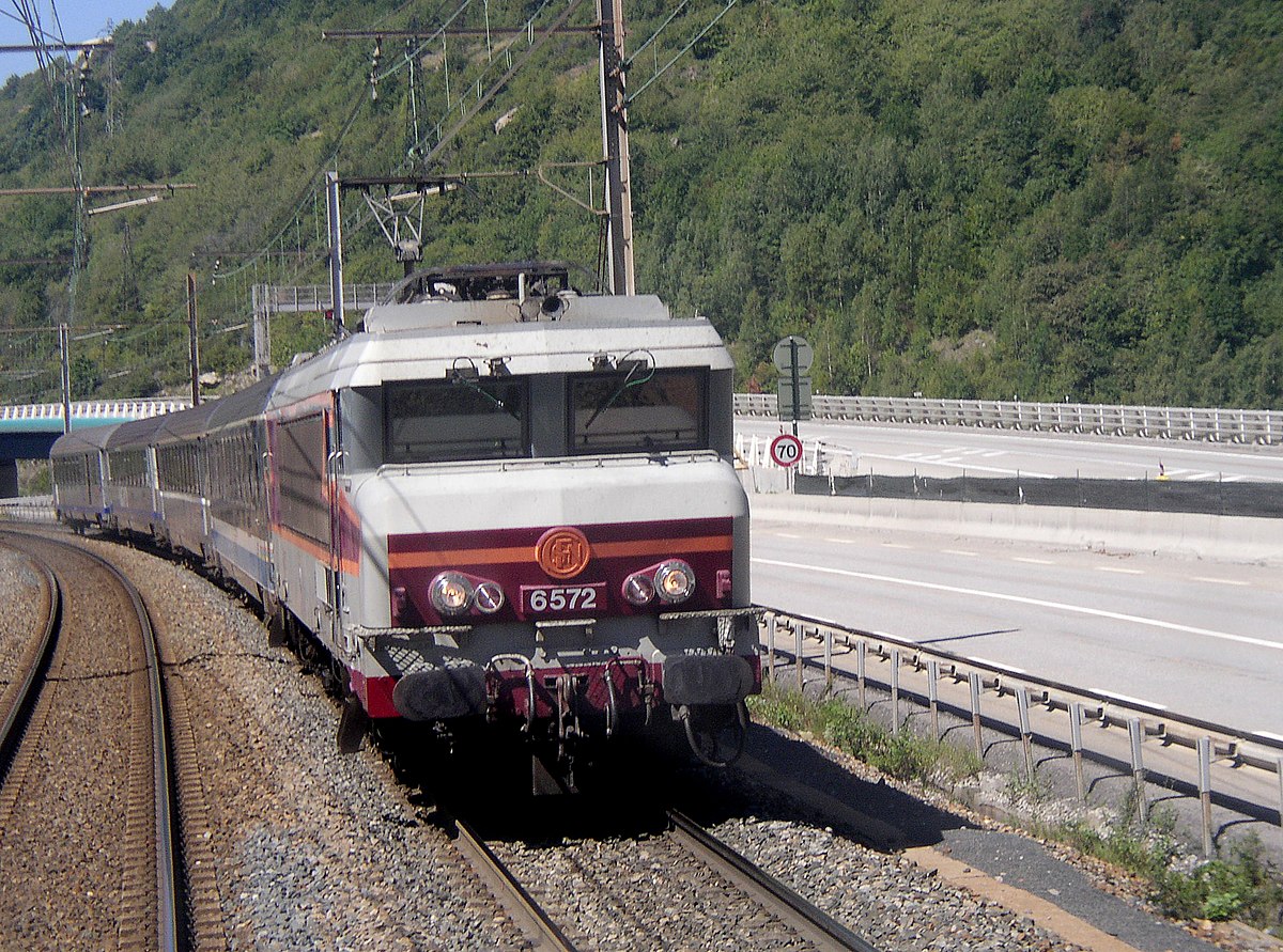 Croisant la CC 6572 pour Modane à Saint-Michel-de-Maurienne, en Savoie (août 2004).
